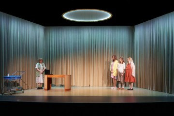 Ryhmä ihmisiä lavalla.