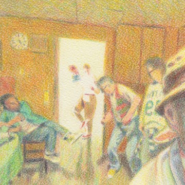 Neljä ihmistä seisoo lämpimästi valaistussa, puupaneelilla päällystetyssä huoneessa, jossa yksi henkilö istuu tuolilla ja toinen tulee ovesta sisään. Kohtaus on toteutettu pehmeällä, värikkäällä, impressionistisella tyylillä.