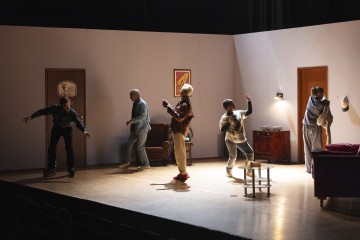 Viisi näyttelijää esiintyy dramaattisesti teatterilavalla, joka on sisustettu olohuoneen tapaan ja jossa on vain vähän kalusteita ja rekvisiittaa. Valaistus keskittyy heihin ja korostaa heidän ilmeikkäitä asentojaan ja liikkeitään.