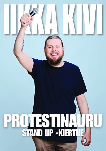 Hymyilevä parrakas mies pitää mikrofonia toisessa kädessään. Hänellä on tumma t-paita ja hän seisoo vaaleansinistä taustaa vasten. Suurella tekstillä lukee: IIKKA KIVI PROTESTINAURU STAND UP -KIERTUE.