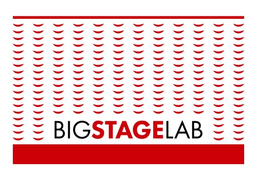 Grafiikka, jossa on teatterin näyttämöverhoa muistuttava kuvio BIGSTAGELAB-tekstin yläpuolella, jossa STAGE on lihavoitu punaisella ja loput mustalla, ja alareunassa on yhtenäinen punainen palkki.